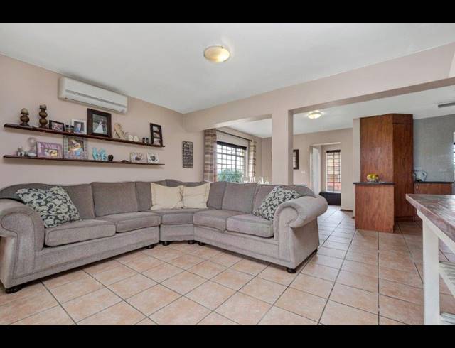 3 BEDROOM DUPLEX FOR SALE IN OLIVEDALE